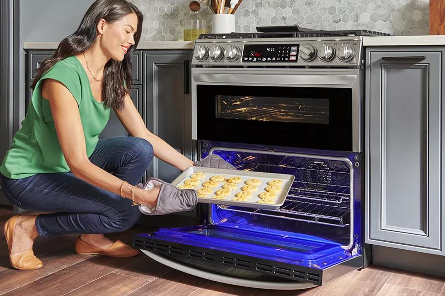 Large gas stove with shop double oven