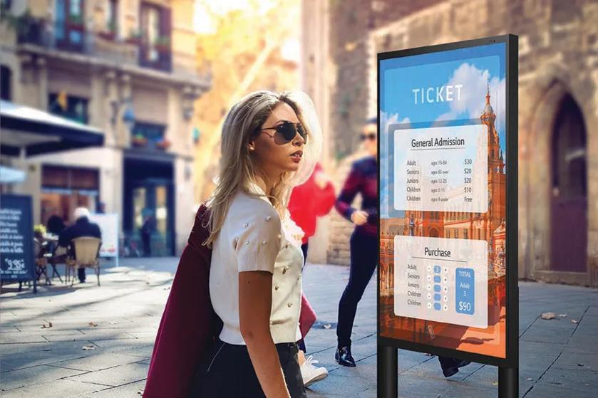 Digital Signage Outdoor See with Sunglasses