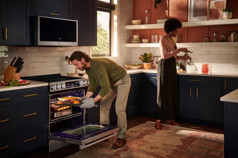 LG STUDIO 6.3 cu. ft. Slidein Range LSIS6338FE