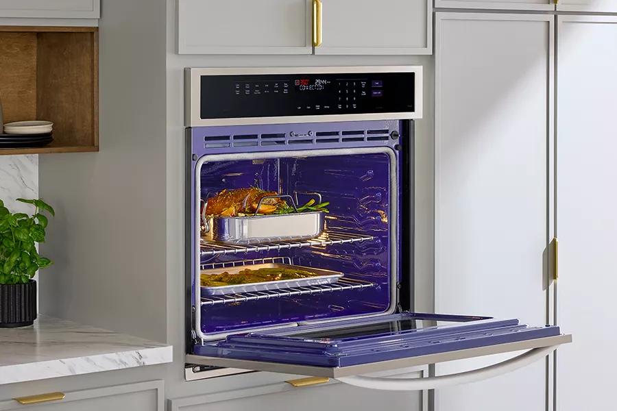 https://media.us.lg.com/transform/2e9250f4-211b-4a3e-a732-d815d7cc6741/Single-Wall-Oven_Open-with-Food_herobanner_900x600