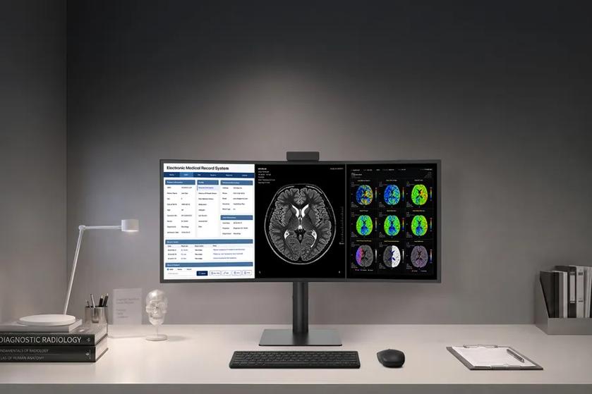 LG 40HT513D 40-inch 11MP IPS UltraWide Diagnostic Monitor displaying multiple medical images on a curved display.	