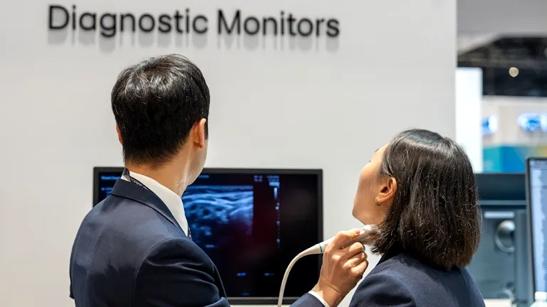 RSNA attendees try out an LG diagnostic monitor at RSNA 2023.