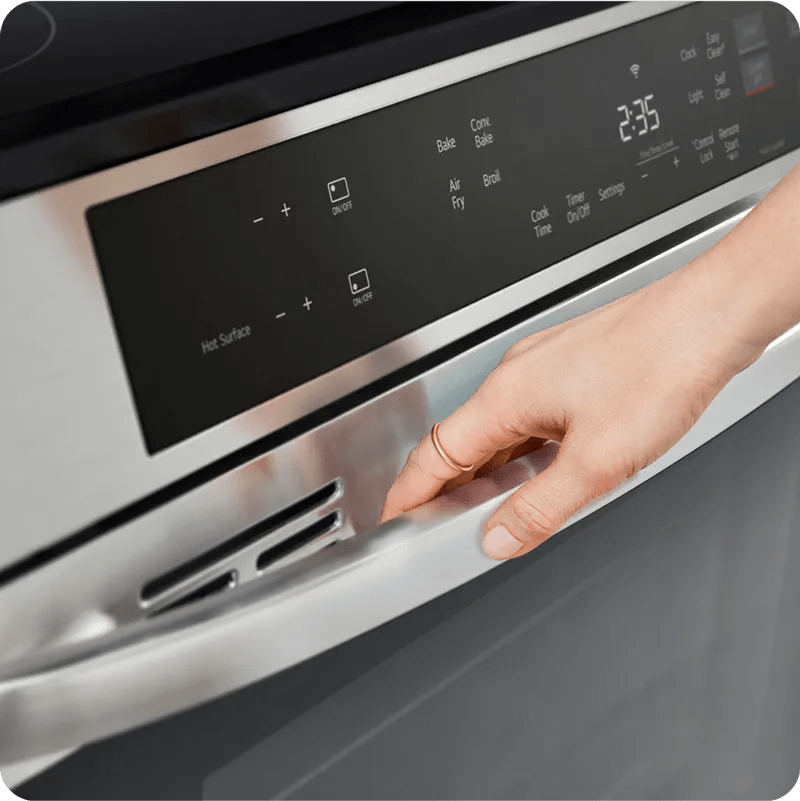 A hand touches the handle of an LG range and leaves no fingerprints, thanks to the PrintProof® Stainless Steel finish.