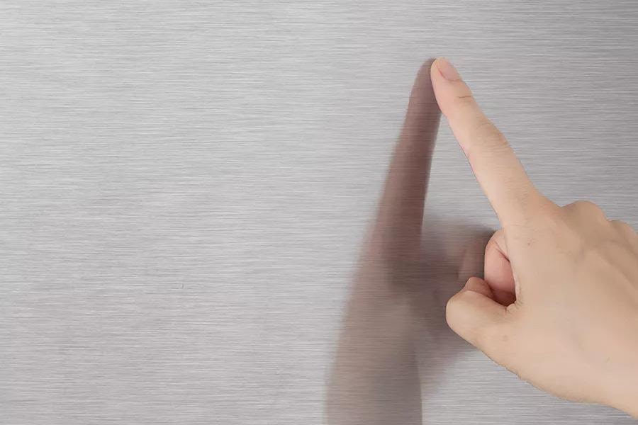 Resists smudges for an effortless shine