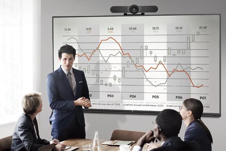 A businessman uses LG CreateBoard to give a presentation to a meeting room.