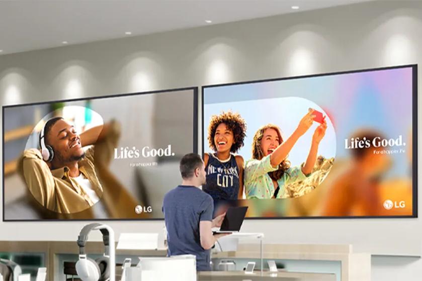 A customer admires UH7Q-E's bold displays in a technology store.