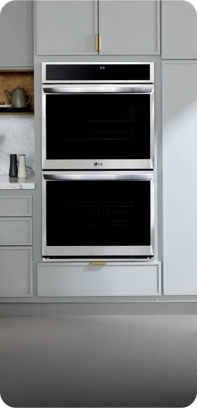 An LG wall oven's PrintProof® Finish shines in a brightly lit kitchen.