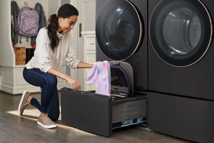 WM4000HBA Wash small loads that can't wait or two loads at once with the LG SideKick™ Pedestal Washer.