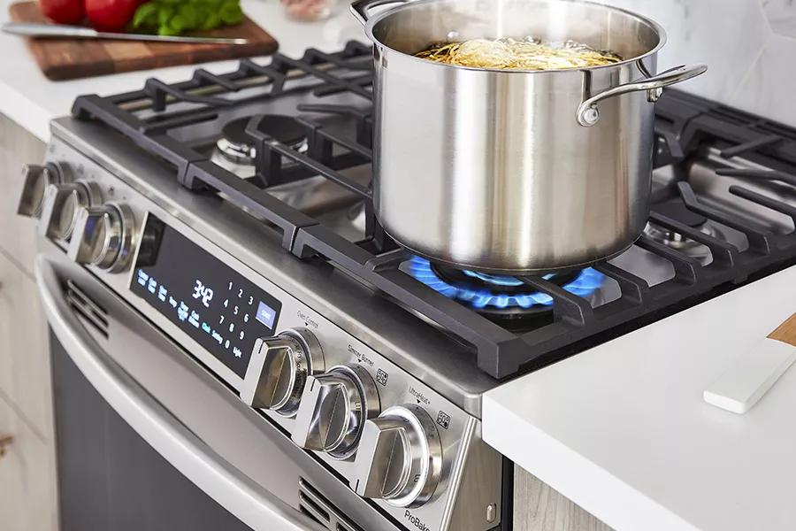 Cuisinière électrique intelligente encastrable de 6,3 pi³ avec Wi-Fi,  technologie ProBake ConvectionMD, InstaViewMC et Air Fry - LSEL6337F