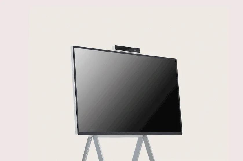 An animation of a One:Quick Flex display moving up and down on its adjustable stand.