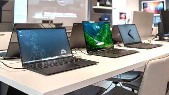 A display table with LG gram and ultraPC Laptops open on it.