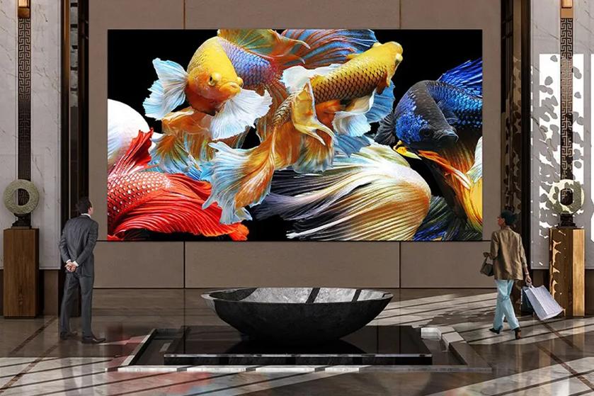 Vivid MAGNIT DVLED in a lobby, with an icon of a protective shield over a display. 