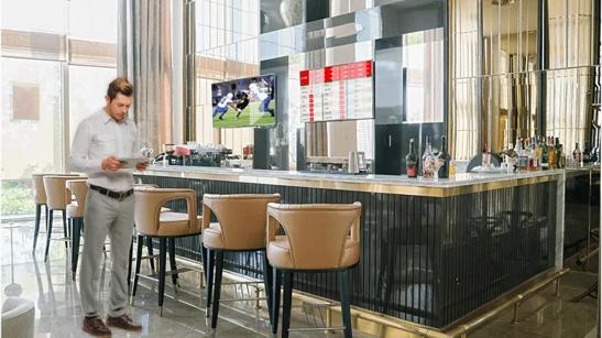 A restaurant manager sets up LG Pro:Centric Catena in his bar space