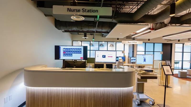 Nurse station in the LG LA Business Innovation Center with IT Monitors on the desk and a rolling cart with a Cloud All in One solution. 