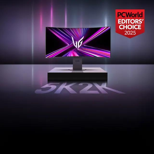 An UltraGear monitor on a pedestal with text “5K2K” beneath it. “PCWORLD Editor’s Choice 2025” badge above