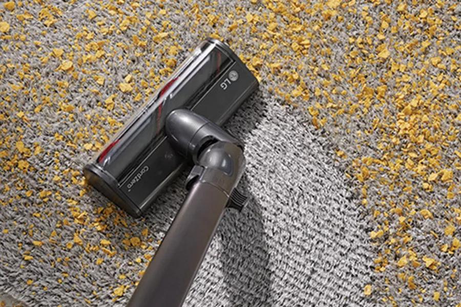 LG CordZeroTM power carpet nozzle cleaning carpet and hardwood floor
