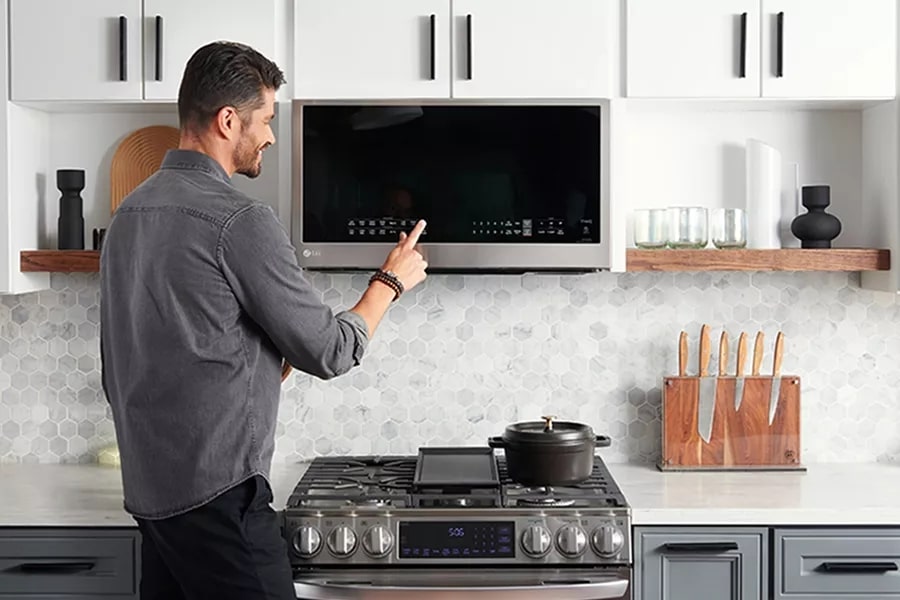 https://media.us.lg.com/transform/ecomm-MediaBreaker-D-1600x600/e211640d-a5c5-4b01-a867-b366a13fc800/over-the-range-microwave_herobanner_900x600