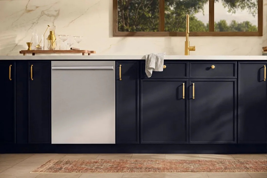 SDNTH981S Dishwasher integrated in elegant navy kitchen with marble countertop, gold fixtures and window view - Lifestyle