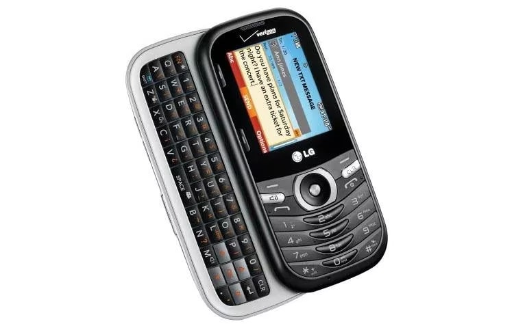 Stay connected to your social circle through the art of texting on the Cosmos 3’s handy four-line QWERTY keyboard.