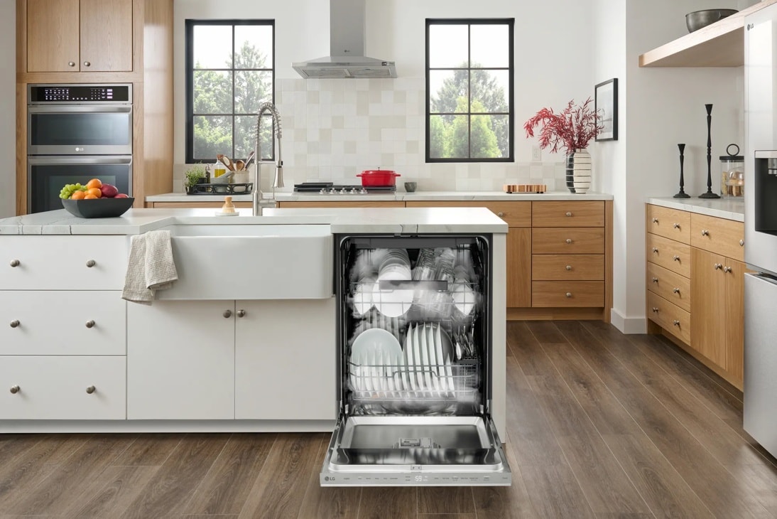 Lifestyle Image Open LDNPQ445S Dishwasher