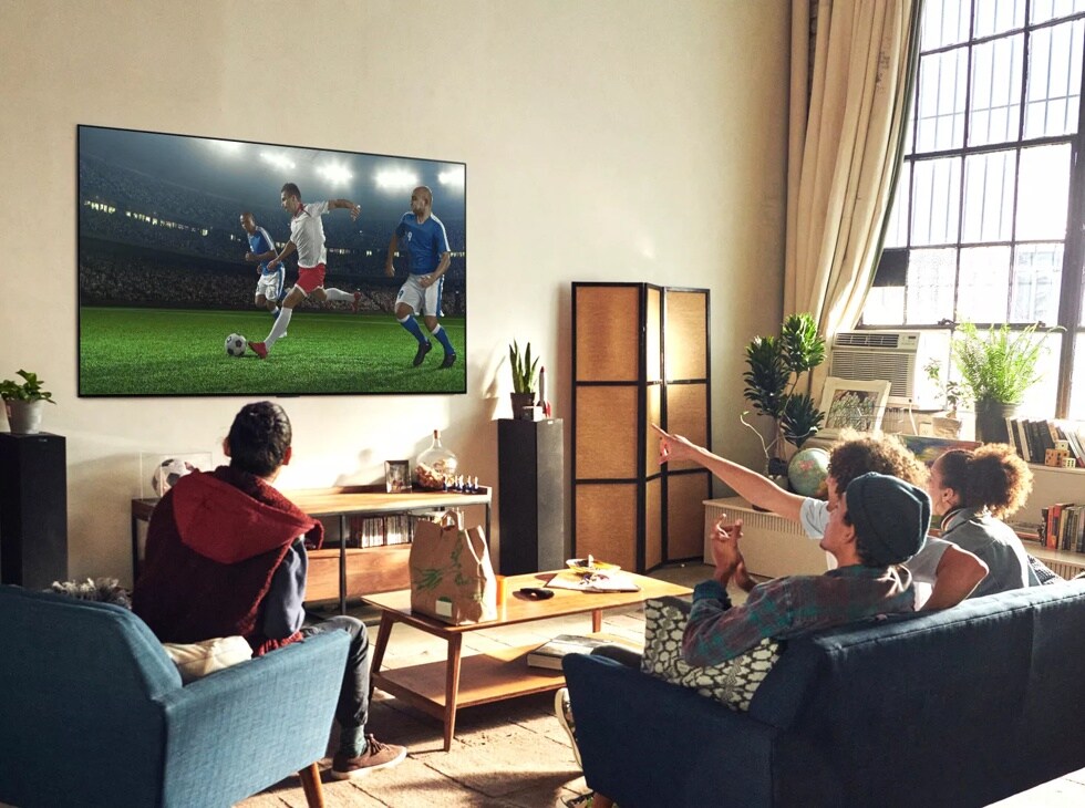 OLED77C2PUA_2021_OLED_Lifestyle_OLED EVO_ sport_5