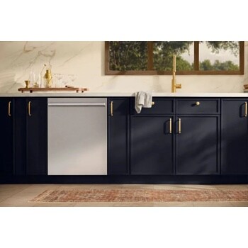 SDNTH981S Dishwasher integrated in elegant navy kitchen with marble countertop, gold fixtures and window view - Lifestyle