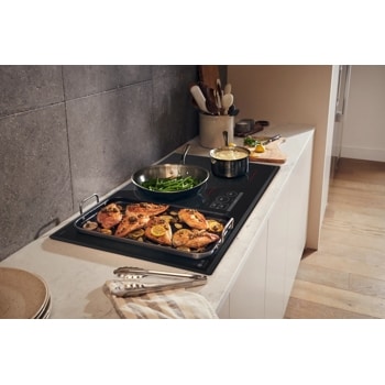 LG STUDIO 30” Induction Cooktop with 4 Burners and Flexible Cooking Zone
