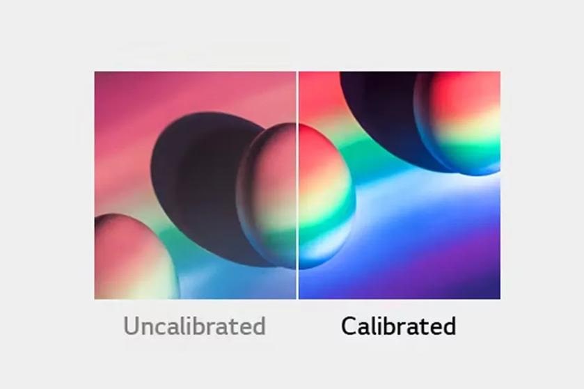 Comparison of uncalibrated and calibrated images showing spheres with rainbow colors.